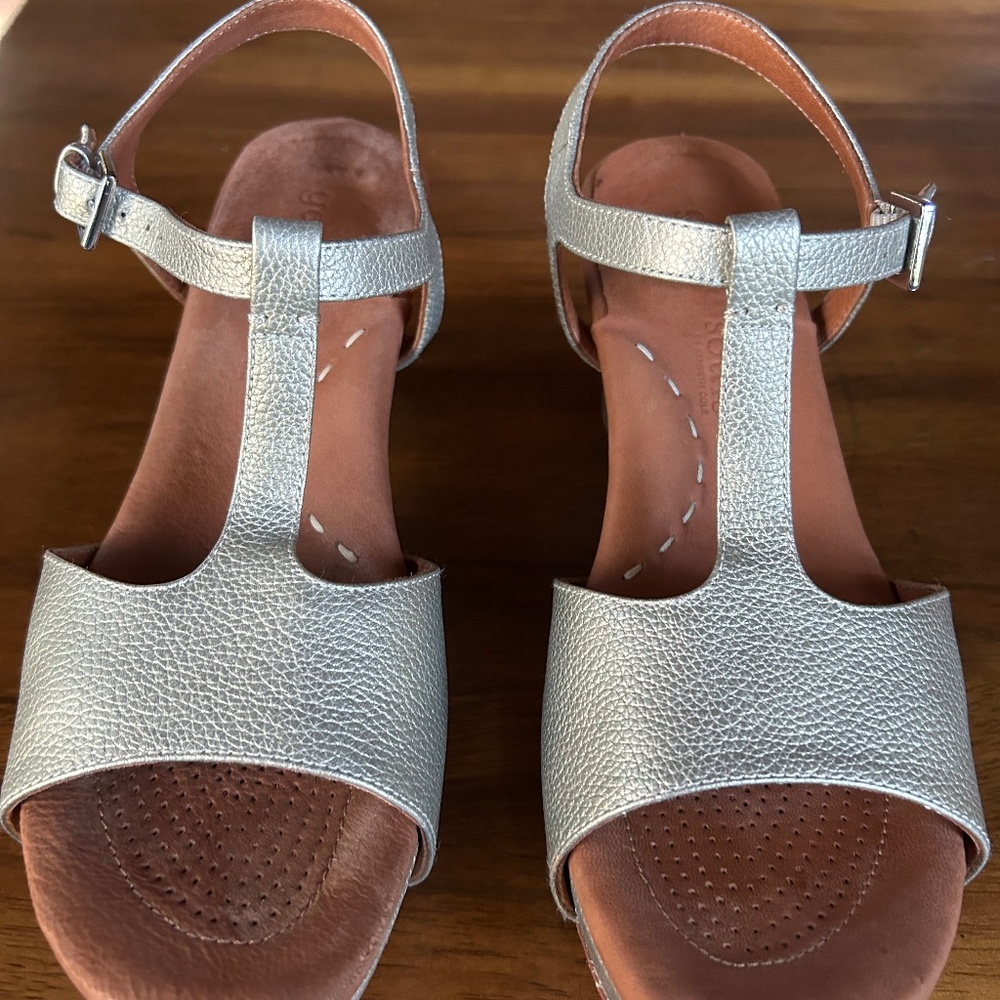 Gentle Souls by Kenneth Cole Day Dream Gold Leather Platform T-Straps